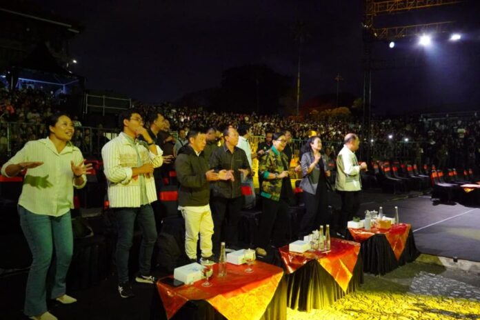 Ny. Putri Koster menyaksikan pentas Bintang 5 Musika Jani pada Festival Seni Bali Jani VIII 2026 di Panggung Terbuka Ardha Candra, Denpasar
