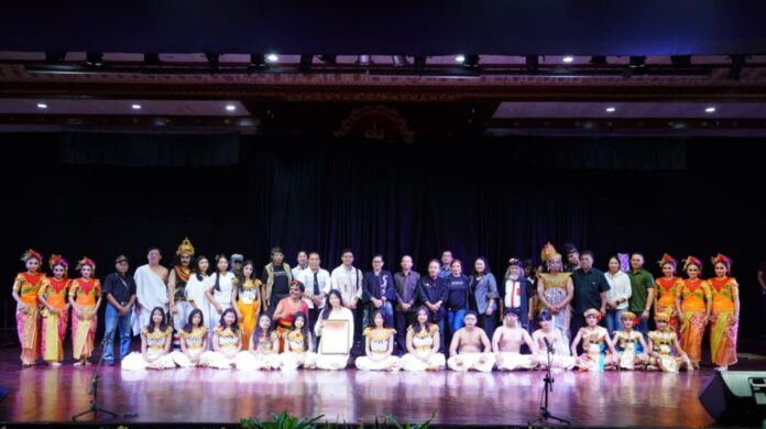 Ny. Putri Koster menyaksikan pergelaran puisi-musik Sura-Atma dalam Festival Seni Bali Jani VIII 2026 di Gedung Ksirarnawa, Taman Budaya Provinsi Bali, Denpasar