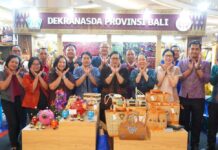 Dekranasda Bali Promosikan Produk Kriya Unggulan di Pameran HUT Ke-45 Dekranas, Putri Koster Dorong Perajin Tembus Pasar Global Ny. Putri Suastini Koster mengunjungi stan Dekranasda Bali pada Pameran HUT Ke-45 Dekranas di Makassar