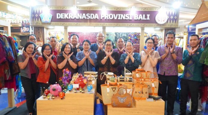 Ny. Putri Suastini Koster mengunjungi stan Dekranasda Bali pada Pameran HUT Ke-45 Dekranas di Makassar