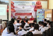 Pemprov Bali dan Pemkab Tabanan Edukasi Siswa Kelola Sampah Siswa SMPN 5 Sudimara Tabanan mengikuti sosialisasi pengelolaan sampah yang diselenggarakan Pemerintah Provinsi Bali