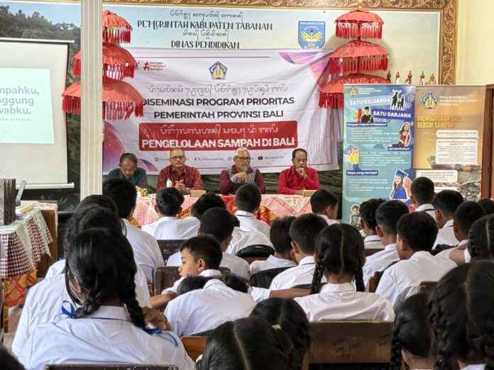 Siswa SMPN 5 Sudimara Tabanan mengikuti sosialisasi pengelolaan sampah yang diselenggarakan Pemerintah Provinsi Bali