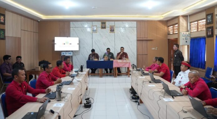 Peserta Seleksi Terbuka Jabatan Pimpinan Tinggi Pratama Kabupaten Tabanan mengikuti tahapan penulisan makalah di Laboratorium Komputer SMA Negeri 1 Tabanan.