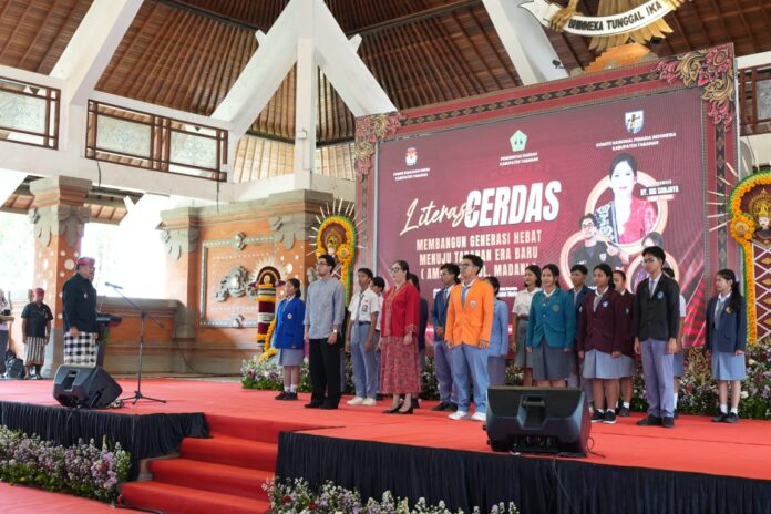 Bunda Rai Wahyuni Sanjaya dikukuhkan sebagai Bunda Literasi Kabupaten Tabanan bersama Duta Baca dan Duta Demokrasi di Gedung Kesenian I Ketut Marya.