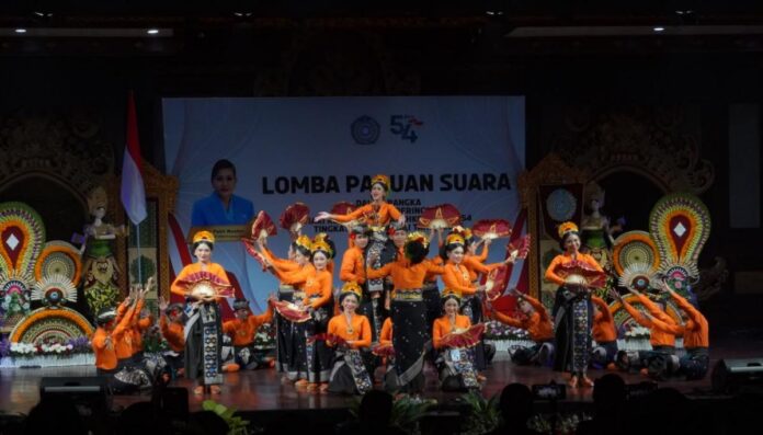 Peserta Lomba Paduan Suara HKG PKK ke-54 Tingkat Provinsi Bali tampil membawakan lagu daerah di Gedung Ksirarnawa
