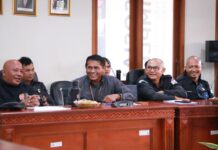 Bawaslu Bali Verifikasi SAQ, Perkuat Keterbukaan Informasi dan Pelayanan Publik Peserta Rapat Verifikasi Self Assessment Questionnaire (SAQ) Bawaslu Kabupaten/Kota se-Bali mengikuti pembahasan peningkatan keterbukaan informasi publik di Denpasar