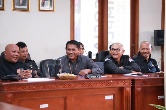 Peserta Rapat Verifikasi Self Assessment Questionnaire (SAQ) Bawaslu Kabupaten/Kota se-Bali mengikuti pembahasan peningkatan keterbukaan informasi publik di Denpasar