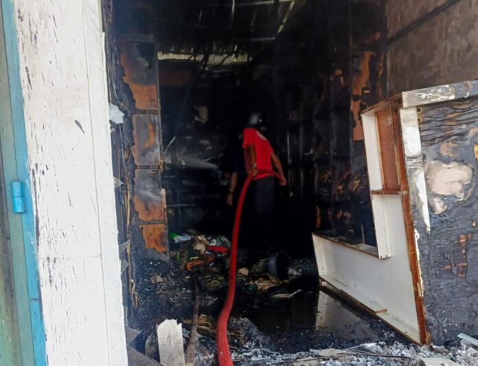 Petugas Damkar Kabupaten Tabanan memadamkan kebakaran yang menghanguskan bangunan usaha laundry di Banjar Malkangin, Desa Dajan Peken
