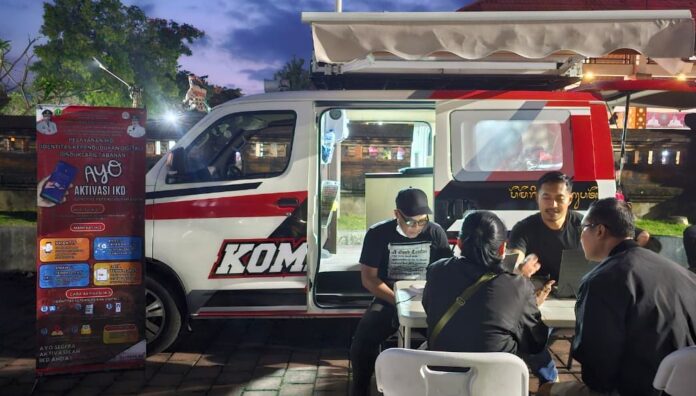 Petugas Dukcapil dan Diskominfo Kabupaten Tabanan membantu masyarakat mengaktifkan Identitas Kependudukan Digital (IKD) pada layanan jemput bola di Gedung Maria Tabanan