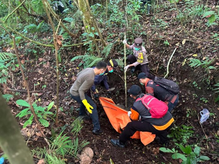Petugas Evakuasi Penemuan mayat di kawasan Hutan Sangyang, Desa Jatiluwih, Penebel