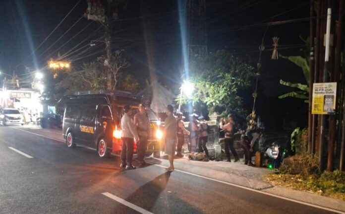 Petugas Gegana Satbrimob Polda Bali memeriksa koper pink mencurigakan yang ditemukan di depan SD Negeri 1 Pandak Gede