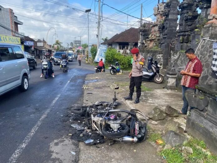Petugas Polsek Baturiti melakukan olah TKP kecelakaan antara Honda Vario dan Yamaha NMAX di Jalan Nasional Denpasar–Singaraja, Banjar Kukub