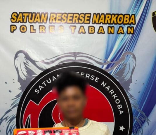Residivis Narkoba Ditangkap di Tabanan, Polisi Sita 76 Paket Sabu Petugas Satresnarkoba Polres Tabanan menunjukkan barang bukti 76 paket sabu dan 28 butir ekstasi yang disita dari seorang residivis narkoba di Kecamatan Kediri, Kabupaten Tabanan