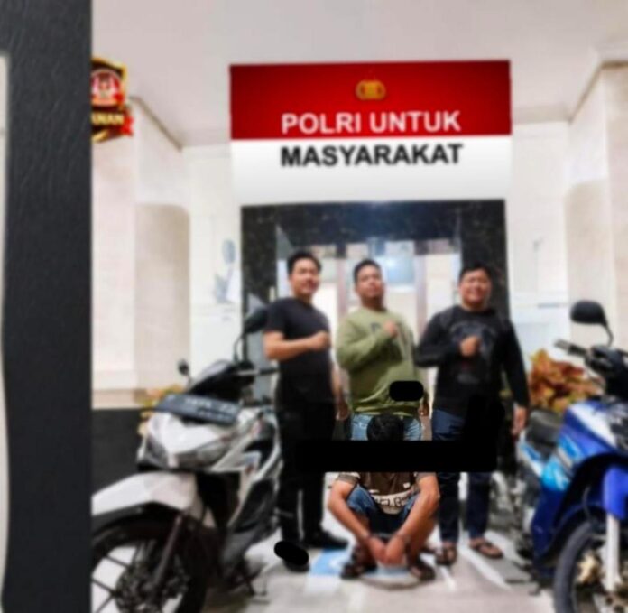 Petugas Unit Reskrim Polsek Kediri mengamankan pelaku curanmor beserta sepeda motor hasil curian di Mapolsek Kediri, Kabupaten Tabanan.