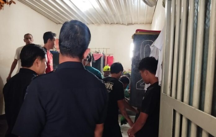 Petugas dan warga binaan Lapas Kelas IIB Tabanan mengikuti kegiatan Jumat Bersih di area blok hunian.