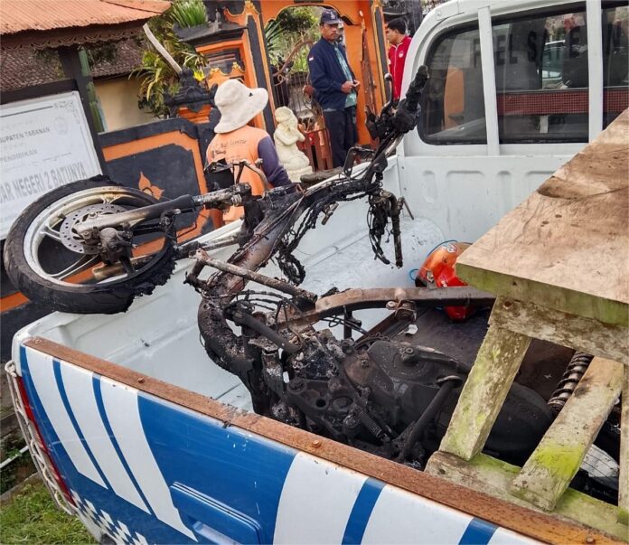 Petugas kepolisian melakukan olah tempat kejadian perkara dugaan pencurian ayam yang berujung tewasnya seorang pria setelah dikeroyok massa di Desa Batunya, Kecamatan Baturiti, Tabanan.