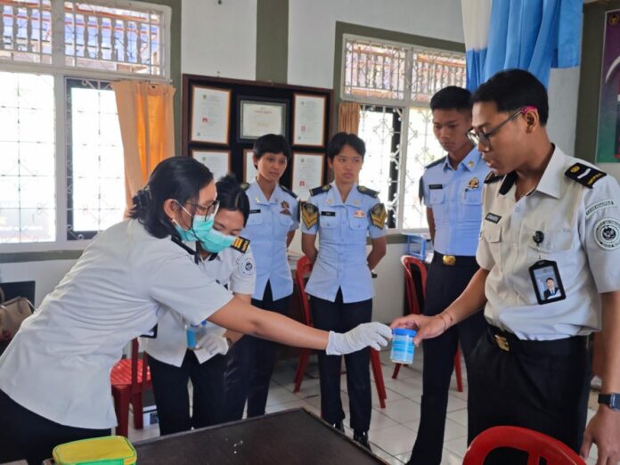 Petugas medis melakukan tes urine terhadap petugas dan warga binaan Lapas Kelas IIB Tabanan, Rabu (8/7/2026).