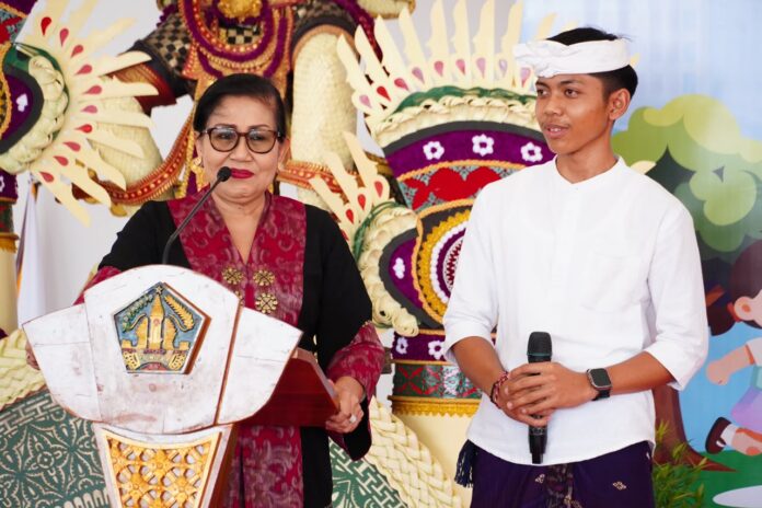 Ketua TP PKK Provinsi Bali Ny. Putri Koster menyampaikan materi tentang pendidikan karakter, perlindungan anak, dan pengasuhan di era digital pada peringatan Hari Anak Nasional 2026 di Sekolah Rakyat Terintegrasi 3 Provinsi Bali, Karangasem