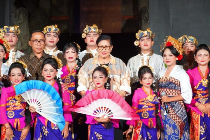 Ny. Putri Suastini Koster menyaksikan penampilan seniman muda Bali pada Festival Seni Bali Jani VIII 2026 di Taman Budaya Art Center Denpasar.