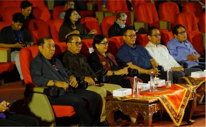 Putri Suastini Koster menyaksikan drama Prasasti karya Teater Agustus pada Festival Seni Bali Jani VIII 2026 di Gedung Ksirarnawa Denpasar