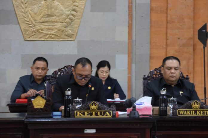 Ketua DPRD Tabanan I Nyoman Arnawa memimpin Rapat Paripurna pembahasan empat Ranperda strategis.