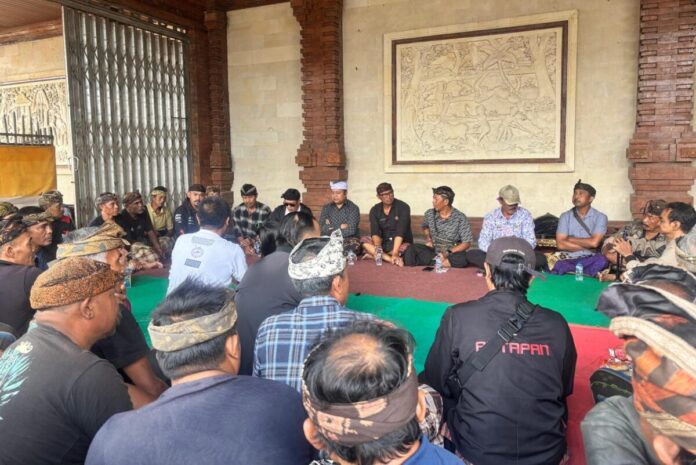 Ratusan warga Desa Batunya mengikuti rapat bersama di Balai Banjar Dinas Juwuk Legi untuk menyikapi perkembangan kasus pengeroyokan yang sedang diproses hukum.