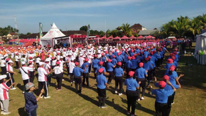 Ribuan lansia mengikuti senam bersama dalam rangkaian Kerambitan Creative Space 2026 di Lapangan Desa Kerambitan, Kabupaten Tabanan