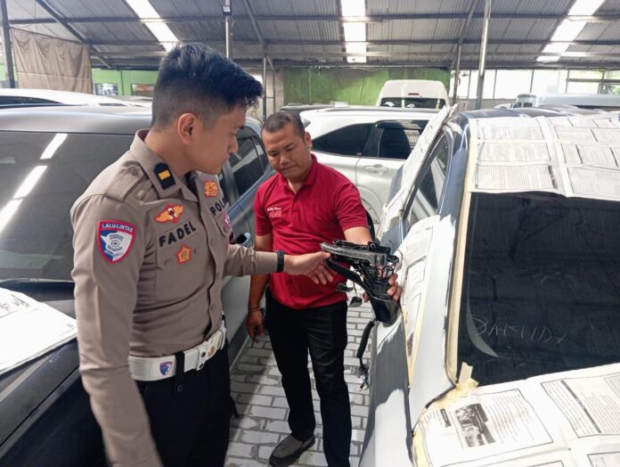 Petugas Satlantas Polres Tabanan mengamankan kendaraan barang bukti kasus tabrak lari di Kediri, Tabanan, setelah pelaku berhasil diidentifikasi melalui rekaman CCTV
