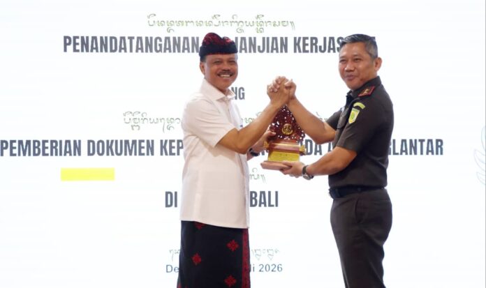 Sekda Provinsi Bali Dewa Made Indra menghadiri penandatanganan PKS pemenuhan dokumen kependudukan bagi anak telantar di Kejati Bali