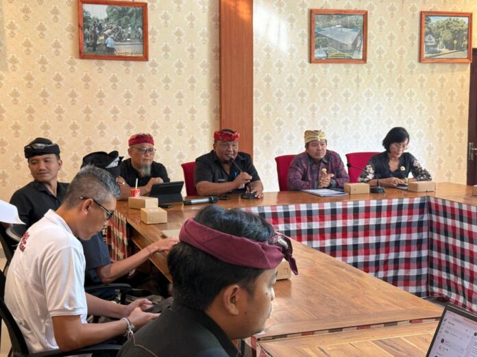 Sekretaris Diskominfo Tabanan bersama Komisi Informasi Provinsi Bali saat membuka Bimtek Monitoring dan Evaluasi Keterbukaan Informasi Publik (Monev KIP) Tahun 2026 di Kabupaten Tabanan