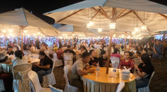 Suasana Tanah Lot Art and Food Festival yang menampilkan pertunjukan seni budaya Bali, stan kuliner khas, dan produk UMKM lokal di kawasan DTW Tanah Lot, Kabupaten Tabanan.