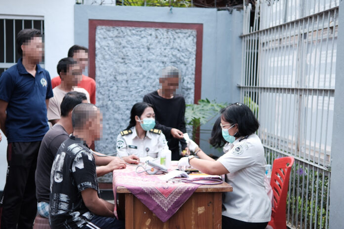 Petugas medis Lapas Kelas IIB Tabanan memeriksa kesehatan warga binaan di blok hunian dalam program Sambang Sehat untuk meningkatkan akses layanan kesehatan dan mendukung pembinaan narapidana.
