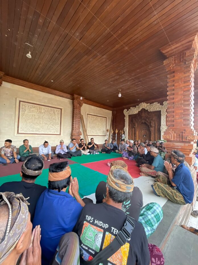 Tim Penasihat Hukum lima tersangka kasus dugaan pengeroyokan di Baturiti berdialog dengan tokoh masyarakat dan warga dalam pertemuan di balai banjar untuk membahas perkembangan proses hukum.