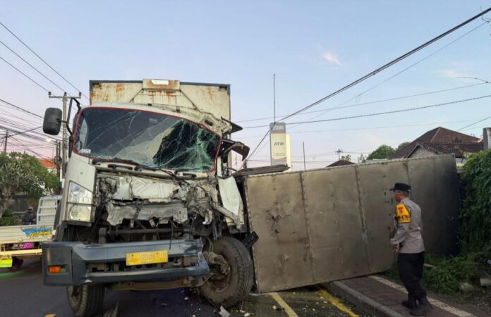 Truk boks terguling setelah ditabrak truk trailer di depan BRI Bajera, Kecamatan Selemadeg, Kabupaten Tabanan
