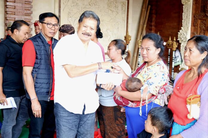 Wabup Tabanan I Made Dirga menyerahkan bantuan sosial kepada keluarga terdampak kasus Baturiti dan santunan kepada keluarga korban di Desa Sidatapa, Buleleng.