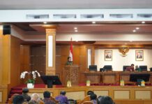 DPRD Bali Sepakati Raperda Pertanggungjawaban APBD 2025, Pemprov Pertahankan Opini WTP ke-13 Wakil Gubernur Bali I Nyoman Giri Prasta membacakan Pendapat Akhir Gubernur terkait Raperda Pertanggungjawaban APBD Bali 2025 di DPRD Provinsi Bali.