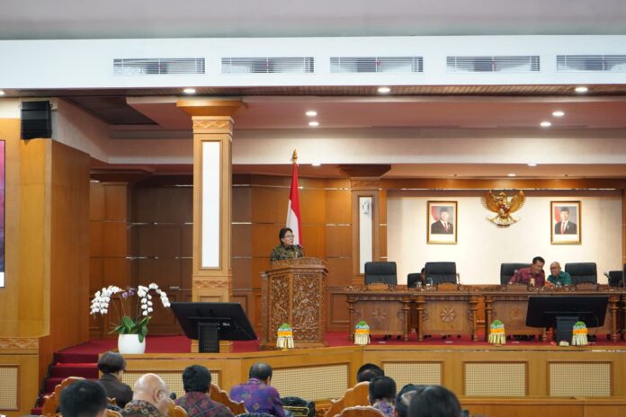 Wakil Gubernur Bali I Nyoman Giri Prasta membacakan Pendapat Akhir Gubernur terkait Raperda Pertanggungjawaban APBD Bali 2025 di DPRD Provinsi Bali.