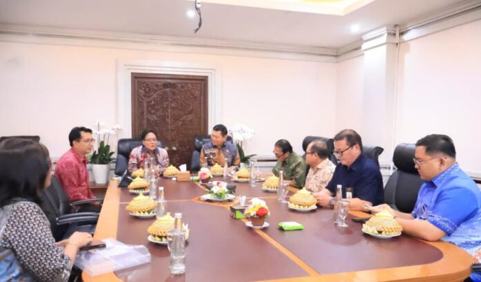 Wakil Gubernur Bali I Nyoman Giri Prasta menerima kunjungan Wakil Gubernur Sulawesi Utara membahas kerja sama pengembangan pariwisata berkelanjutan di Kantor Gubernur Bali.