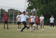 Wagub Bali Buka Kompetisi Mini Soccer Kerthi Bali IV, Diikuti 30 OPD Wakil Gubernur Bali I Nyoman Giri Prasta bersama Sekda Bali Dewa Made Indra melakukan kick-off pembukaan Kompetisi Mini Soccer Kerthi Bali IV di GOR Ngurah Rai, Denpasar, yang diikuti 30 OPD Pemerintah Provinsi Bali.