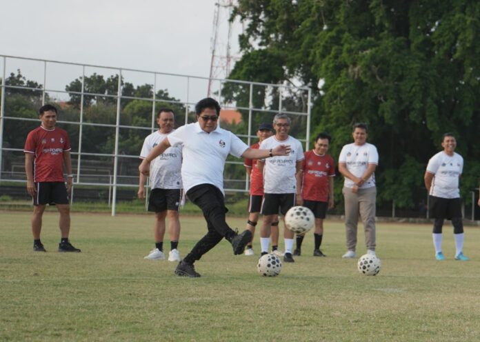 Wakil Gubernur Bali I Nyoman Giri Prasta bersama Sekda Bali Dewa Made Indra melakukan kick-off pembukaan Kompetisi Mini Soccer Kerthi Bali IV di GOR Ngurah Rai, Denpasar, yang diikuti 30 OPD Pemerintah Provinsi Bali.