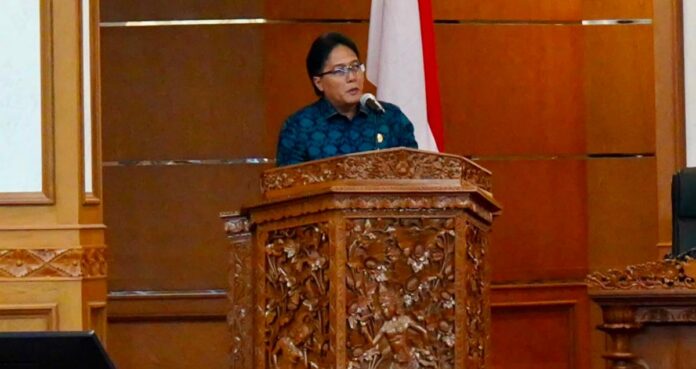 Wakil Gubernur Bali I Nyoman Giri Prasta menyampaikan tanggapan terhadap pandangan umum fraksi DPRD pada Sidang Paripurna DPRD Provinsi Bali