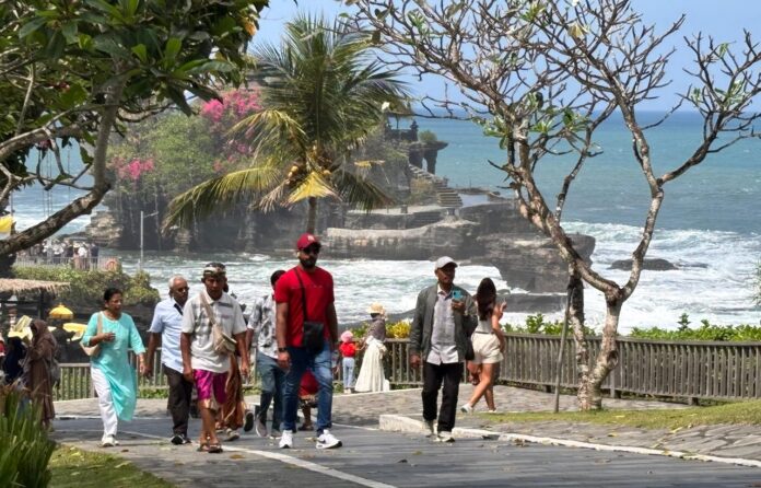 Wisatawan meramaikan Tanah Lot Art and Food Festival VII 2026 di Tabanan