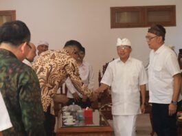 Bali Siap Jadi Pilot Project Reformasi Sistem Rujukan Kesehatan Nasional Wayan Koster membahas reformasi sistem rujukan kesehatan bersama DJSN di Jayasabha Denpasar
