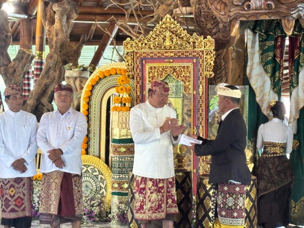 Gebogan Jaje Uli Batusesa Juara I, Raih Piala Bergilir dan Hadiah Rp20 Juta 5 Banjar Adat Candikuning menerima piala dan hadiah Rp20 juta sebagai Juara I Lomba Baleganjur di Festival Budaya Tabanan 2026.