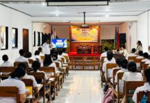 Bawaslu Tabanan Ajak Mahasiswa STIKES Advaita Medika Jadi Garda Pengawas Partisipatif Pemilu 2029 Ketua Bawaslu Kabupaten Tabanan I Ketut Narta memberikan sosialisasi pengawasan partisipatif kepada mahasiswa baru STIKES Advaita Medika pada kegiatan PKKMB menjelang Pemilu 2029.