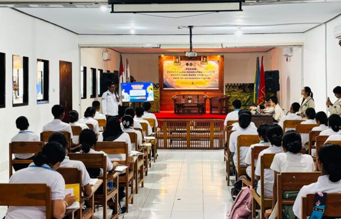 Ketua Bawaslu Kabupaten Tabanan I Ketut Narta memberikan sosialisasi pengawasan partisipatif kepada mahasiswa baru STIKES Advaita Medika pada kegiatan PKKMB menjelang Pemilu 2029.