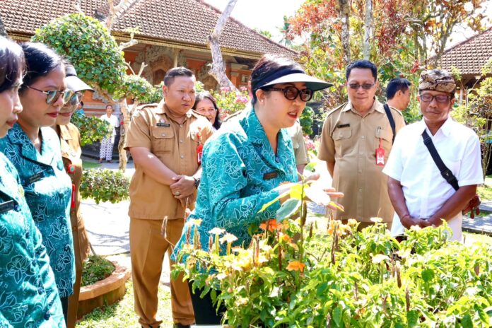 Bunda Rai meninjau inovasi pengelolaan lingkungan dan sampah dalam roadshow Lomba Aku Hatinya PKK di Tabanan