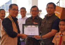 Buleleng Perkuat Ketahanan Pangan, Sekolah Cetak Generasi Petani Modern Bupati Buleleng I Nyoman Sutjidra bersama Kemendagri dan Yayasan Swatantra Pangan Nusantara menghadiri penyerahan penghargaan Program Desa Pangan Berbasis Suplai dan Swasembada Pangan Berbasis Sekolah di SD Negeri 3 Banjar Jawa, Singaraja