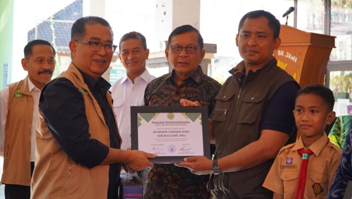 Bupati Buleleng I Nyoman Sutjidra bersama Kemendagri dan Yayasan Swatantra Pangan Nusantara menghadiri penyerahan penghargaan Program Desa Pangan Berbasis Suplai dan Swasembada Pangan Berbasis Sekolah di SD Negeri 3 Banjar Jawa, Singaraja