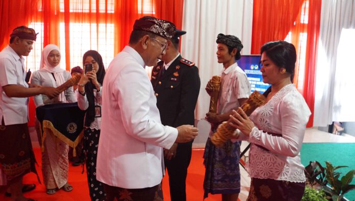 Bupati Buleleng Nyoman Sutjidra menyerahkan remisi kepada warga binaan Lapas Singaraja pada HUT RI ke-81.